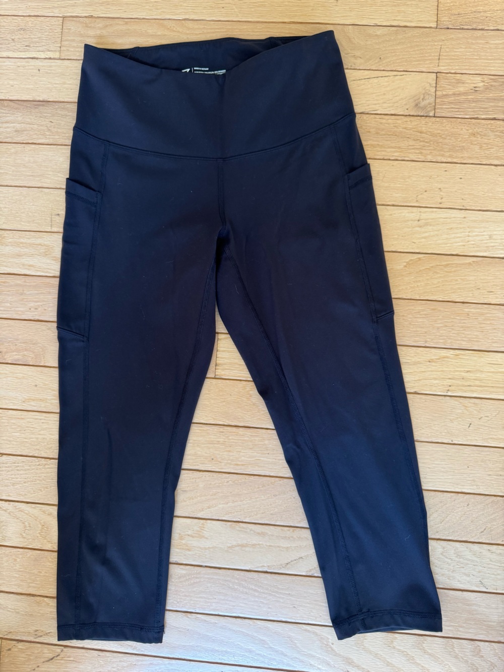 Zella Size Medium Black High-Waist Capri Leggings with Side Pockets. NWOT